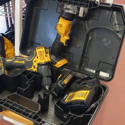 Drill DCD7091/2” Cordless Hammer Drill Driver Battery and Charger/ Worklight DCL040 