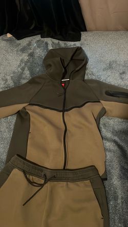 Dark green/peanut color Nike tech set
