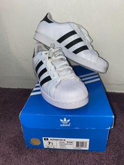 Og classic Adidas Size 7 1/2 in girls (🚨🚨TOUCH PIC AND SWIPE LEFT🚨🚨)