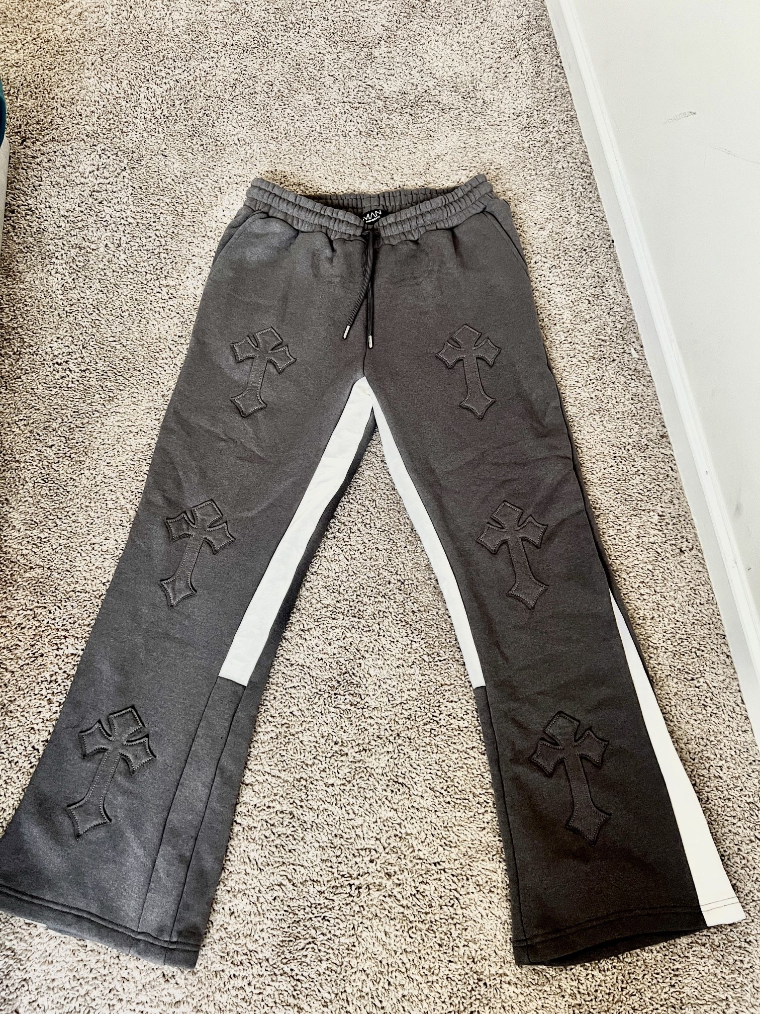 BOOHOOMAN RAW APPLIQUE CROSS GUSSET JOGGER