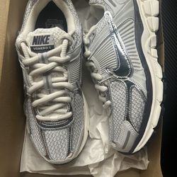 Nike Zoom Vomero 5 Photon Dust Metallic Silver Size 7.5W New