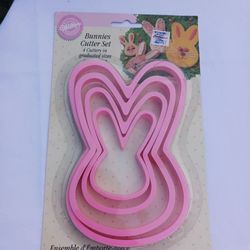 BRAND NEW COOKIE CUTTER BUNNIES SET