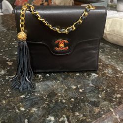 black shoulder bag