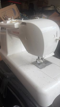 Singer Sewing Machine White