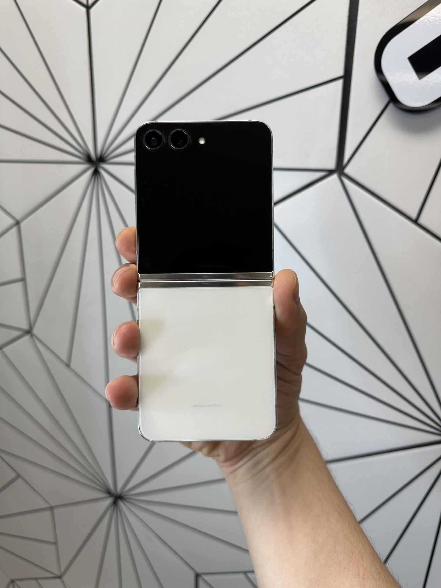 Samsung Galaxy Flip 5 white Unlocked 256GB excellent Condition