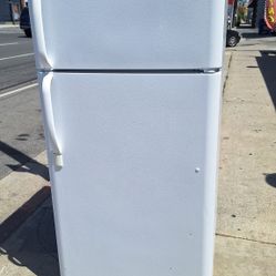APARTMENT SIZE REFRIGERATOR (WHITE)