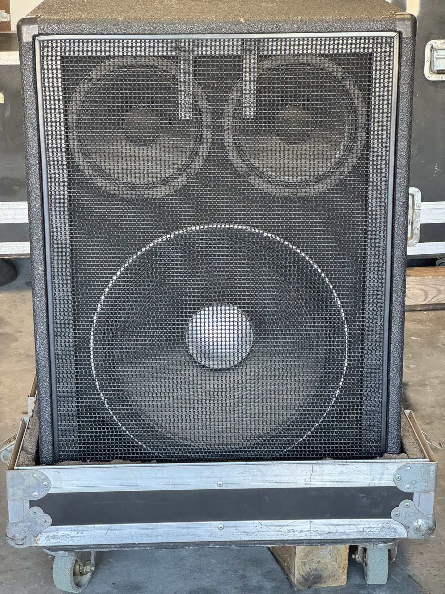 Peavey Mega Bass Amp, Cabinets And road case