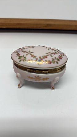 Vintage porcelain trinket box, hand painted. Hinged.
