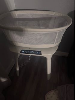 4 moms bassinet never used