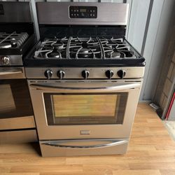 Frigidaire 5-burner gas stove in perfect working condition. Delivery and installation available with a 3-month warranty.