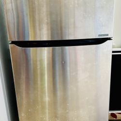 LG refrigerator with icemaker
