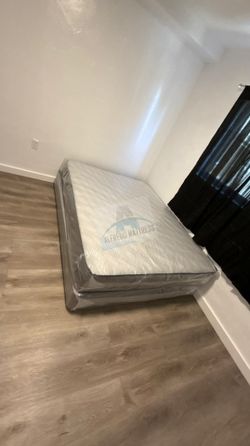 Queen mattress regular set with box spring ( 2pc brand new) 