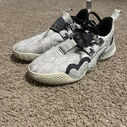 Adidas Trae Young 1 (Size 10.5)