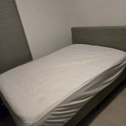 Full Bed With Bedframe 