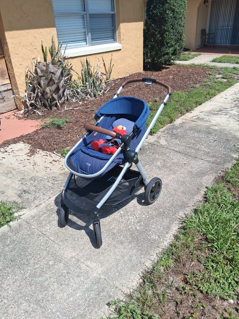 Navy Blue Maxi Cosi Zelia Luxe Stroller