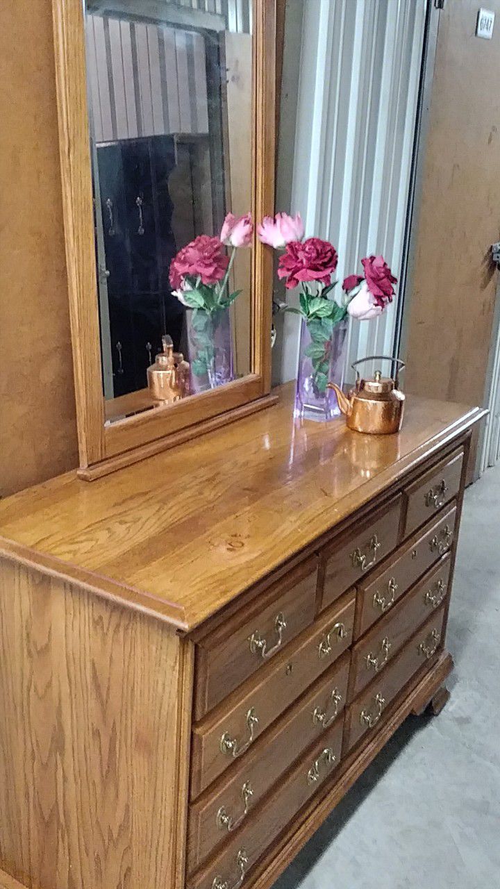 BEAUTIFUL DRESSER 7 DRAWERS WITH MIRROR