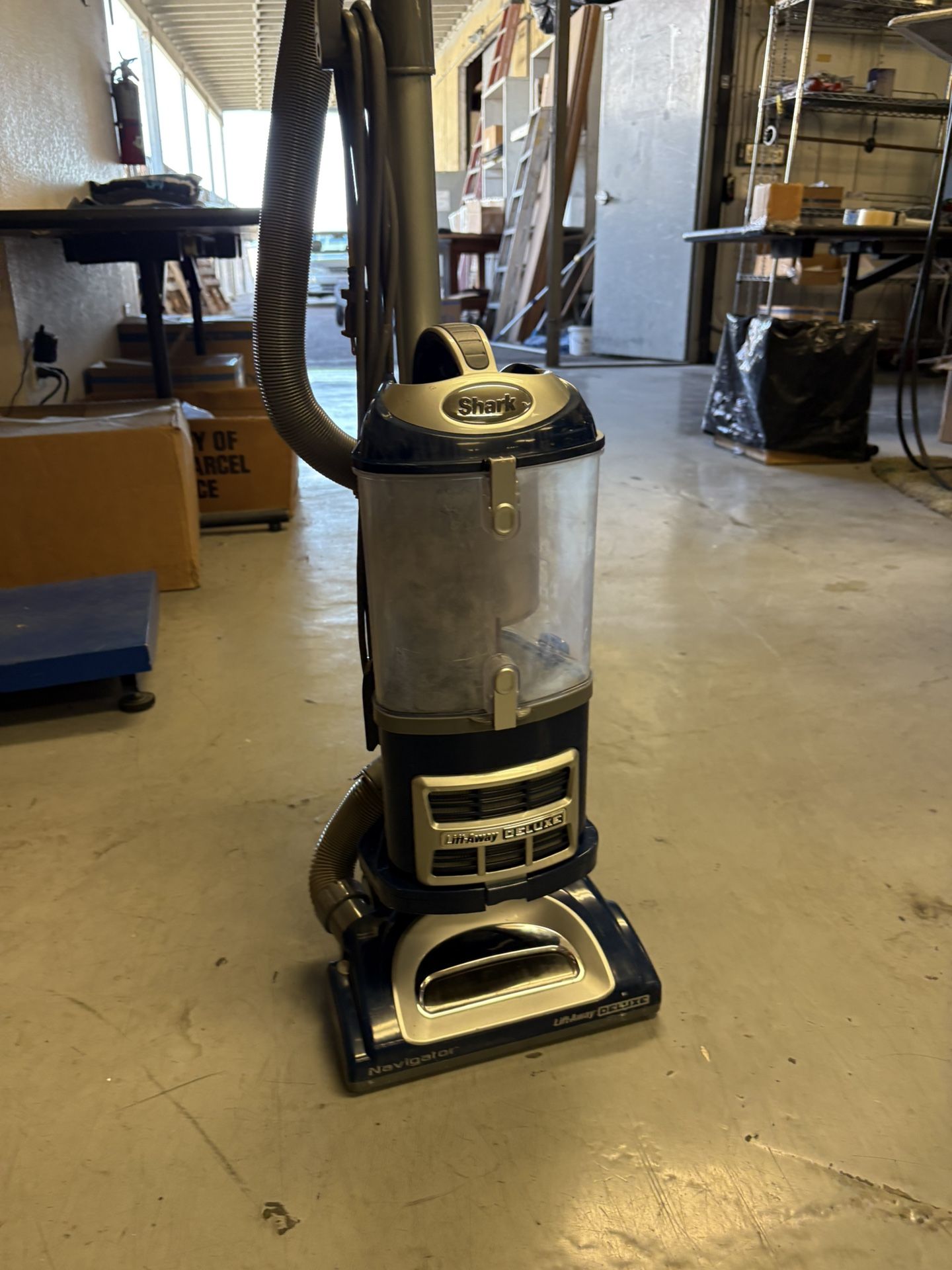 Shark - Navigator Lift-Away Deluxe Upright Vacuum