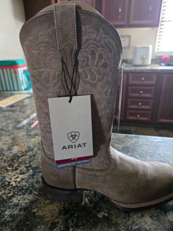 Womens Brand New Ariat Roundup Remuda Boots. SIZE 8