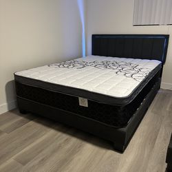 Queen Size bed frame 
Mattress included 
New In A box 
Delivery available 

Cama  Queen Size 
Colchon Incluido 
Nueva en caja 
Entregamos a domicilio 