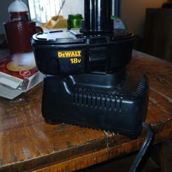 DEWALT 18V Power to battery with charger