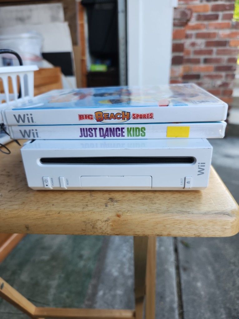 WII CONSOLE WiTH 2 GAMEs