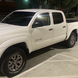 2009 TOYOTA TACOMA PRERUNNER - PRICED TO SELL! 