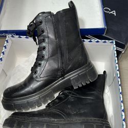 Combat boots 
