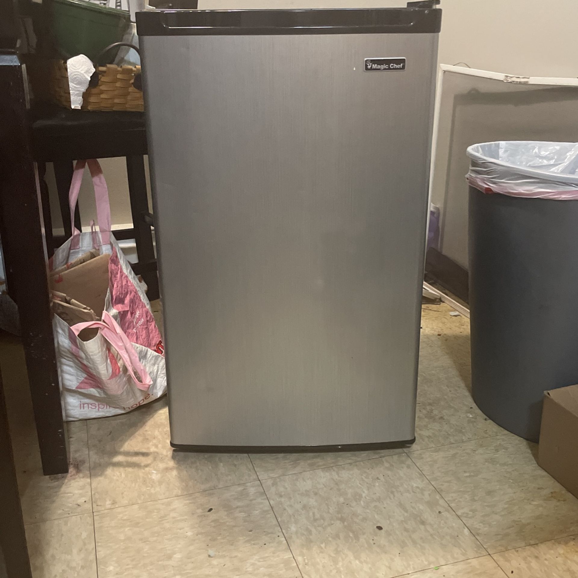 MAGIC CHEF mini Fridge