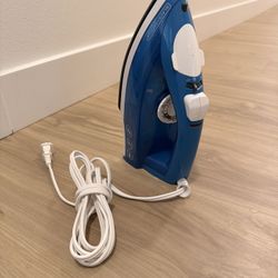 Brand new iron. Never used, in perfect condition.