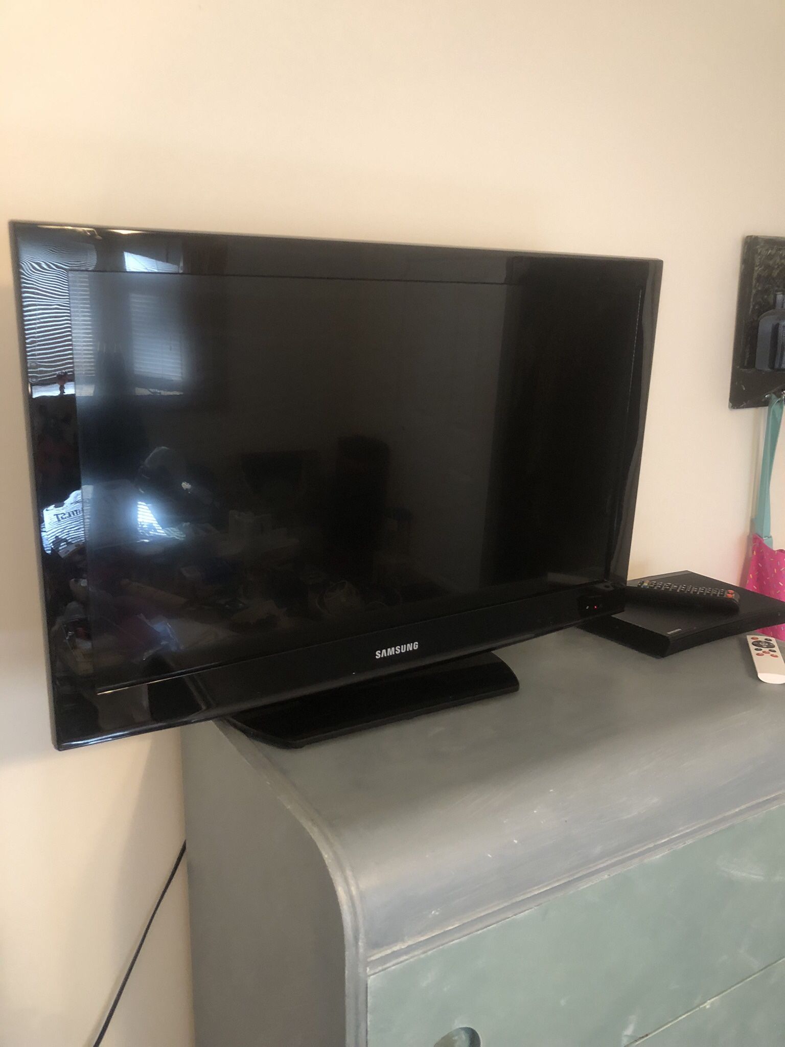 MAKE AN OFFER! Samsung 32"  LCD HDTV & Blu-ray DVD Player In Like New Condition 