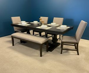 For sale - Dining set of 4 chairs and a bench !!! Ask For Price !!! Preguntar precio