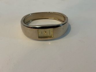 Hillary & Hanson Analog Wristwatch with a Cuff Band and Quartz Movement