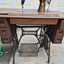 Vintage Singer Sowing Machine 