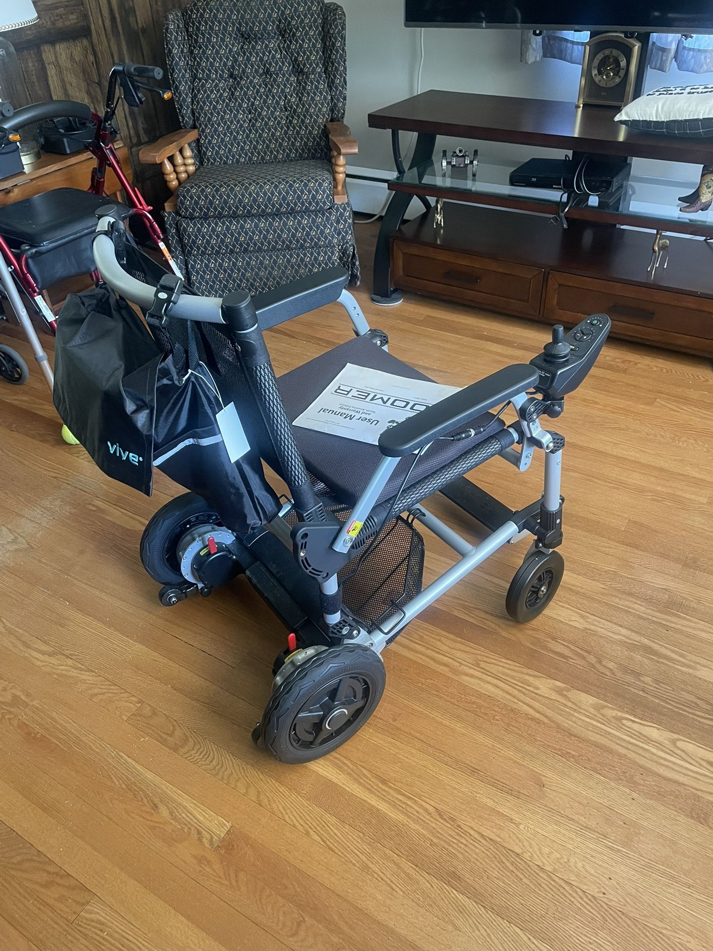 BRAND NEW/ZOOMER POWER CHAIR