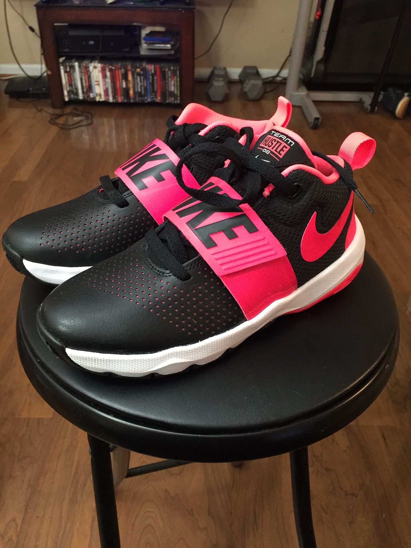 Nike Team Hustle D8 Black/Pink size 5y