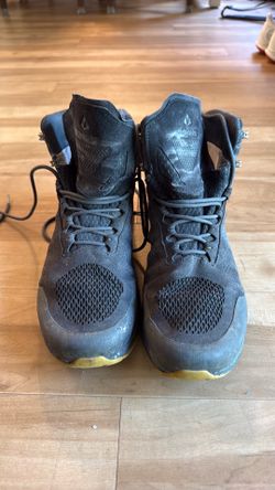 Vasque Breeze LT NTX MID hiking boots with Vibram soles