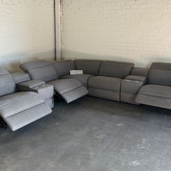 LIKE NEW! Gray Power Reclining Sectional Couch (FREE DELIVERY 🚚)