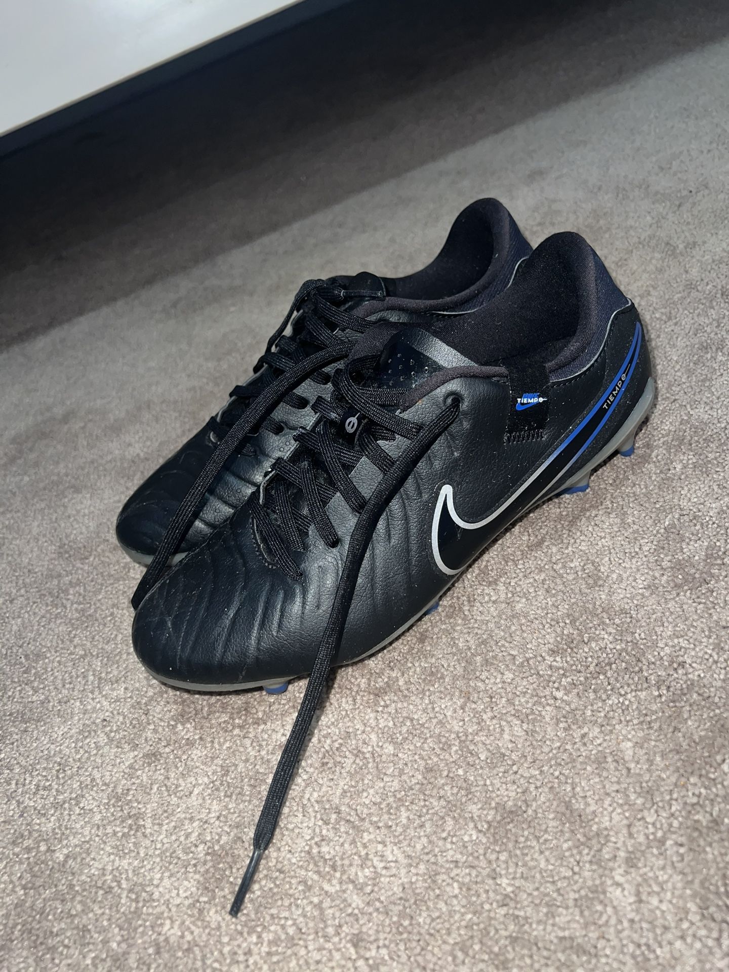 Nikes Soccer Cleats (size 6 Youth)