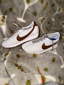 Women’s 7.5 white/brown Nike sneaker