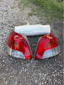 2008 Toyota Yaris tail lights