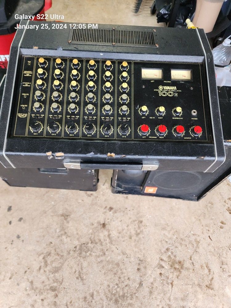 Yamaha mixing board One hundred watts Stereo board
