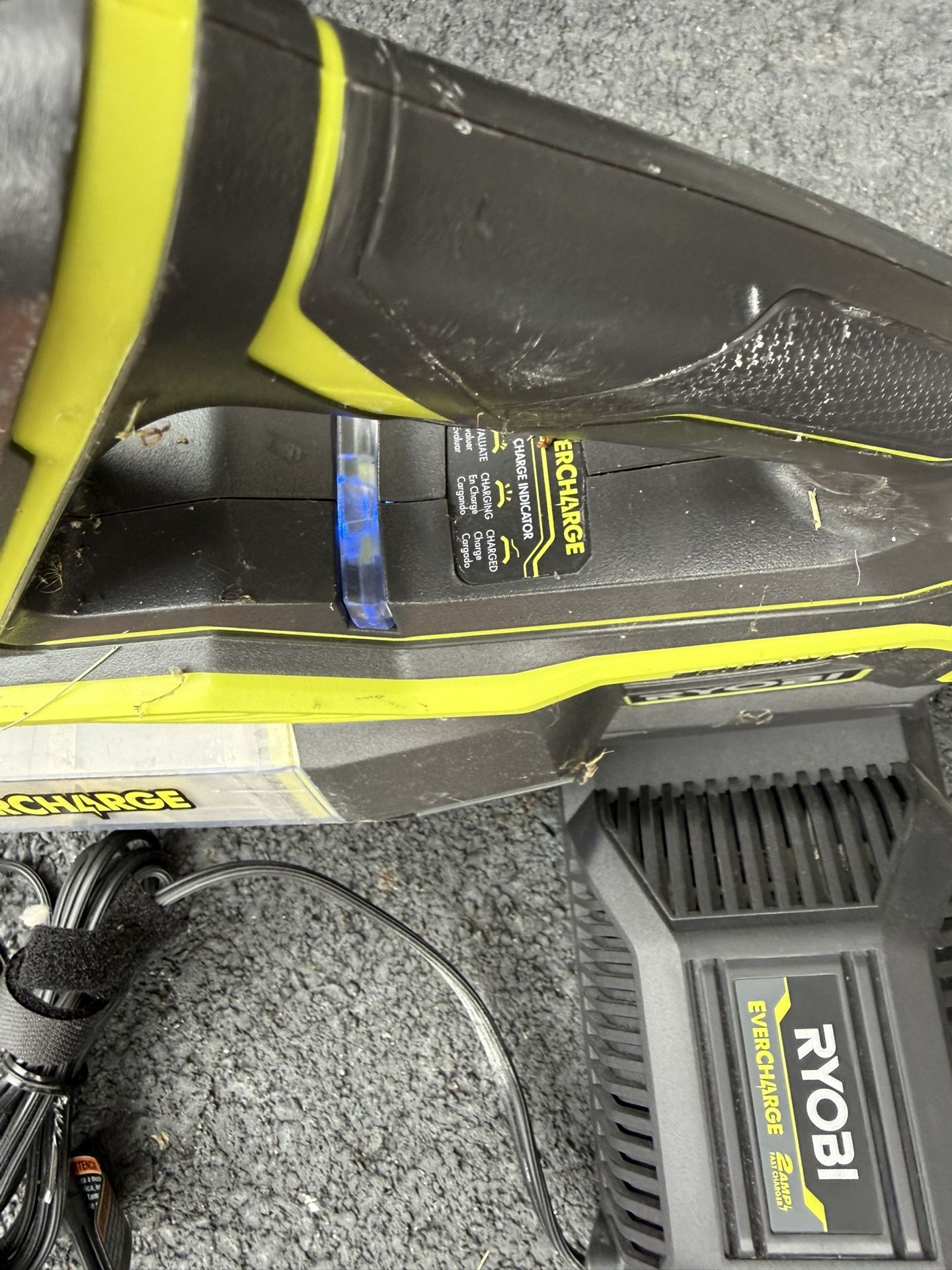 RYOBI GARAGE VAC W/attachments -battery