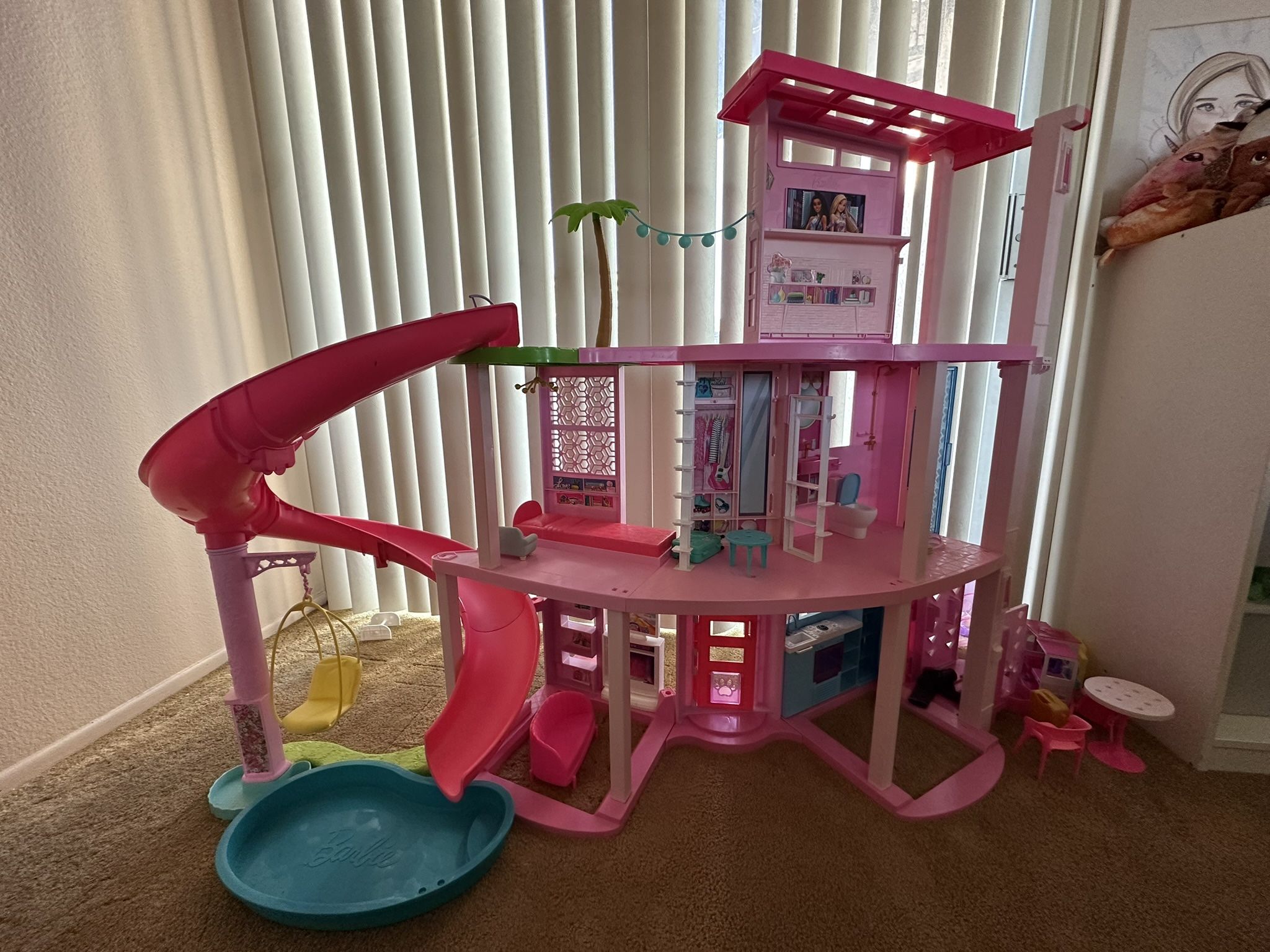 BARBIE DREAMHOUSE + DOLLS LOT