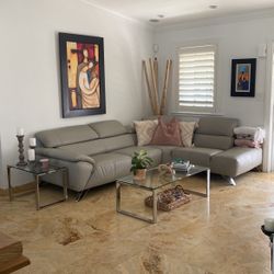 Es como nuevo del dorado furniture estilo moderno lo vendo con las mesas tambien