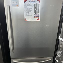 ❄️ Mora 17 Cu. Ft. Bottom-Freezer Refrigerator – Fingerprint-Resistant Stainless 