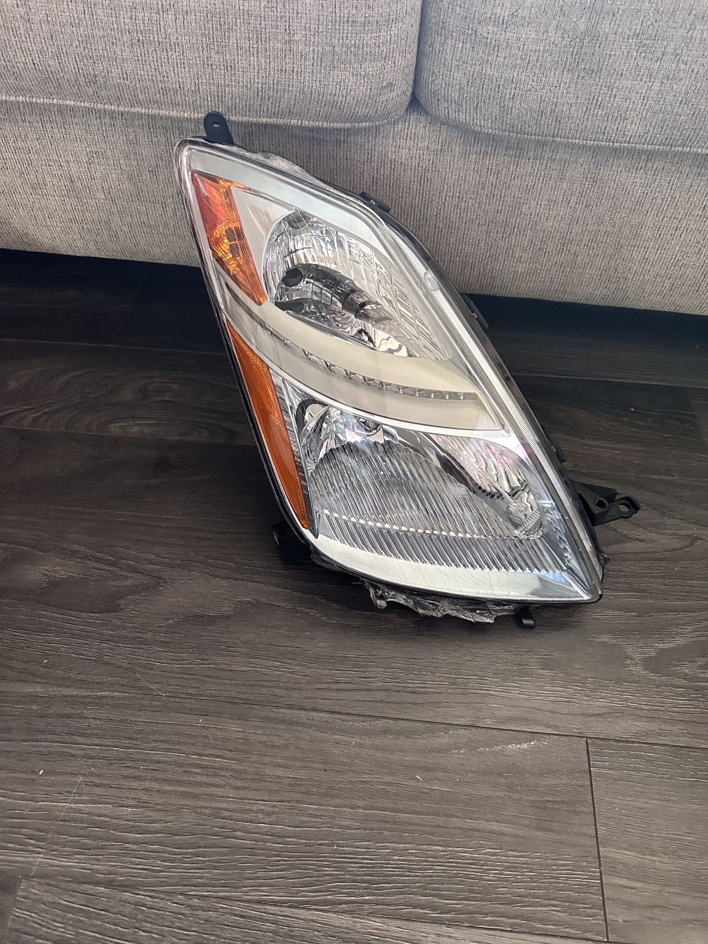Toyota Prius Passenger Headlight 