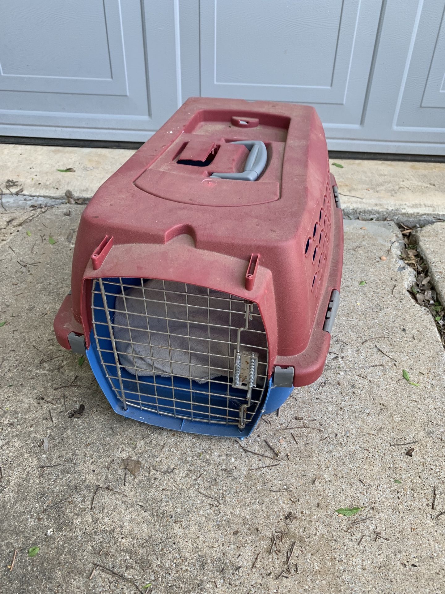 Dog can’t pet crate carrier measures 22“ X 14“ X 11“ Tall