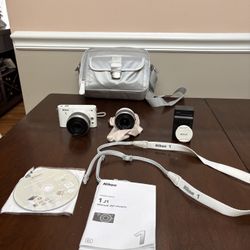 Nikon J1 Mirrorless Zoom Lens Digital Camera With Extra Lens Charger SD Card And Bag
