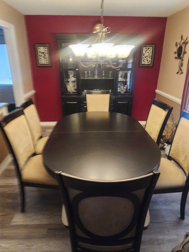 Black Raymour & Flanigan Dining Room Set With Hutch. Comes With 6 Chairs And A Leaf To Extend Length Of Table. Cash Only. Pickup At House.