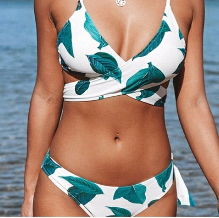 Cupshe tropical leaf wrap bikini size medium with removable pad inserts
